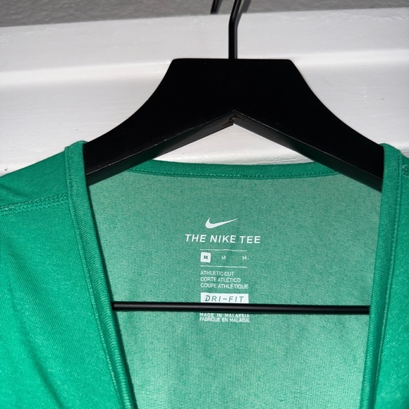 Nike NWOT Women’s Green Dri-Fit Tank Top - Picture 3 of 4